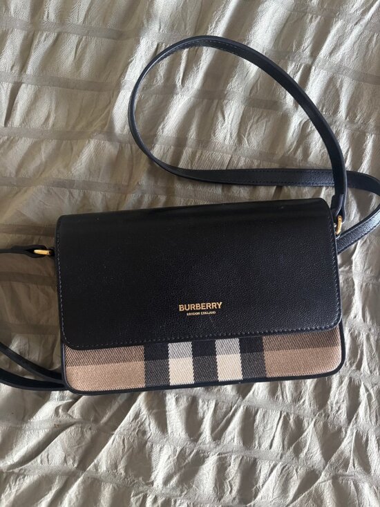 Burberry Handbags - Burberry Hampshire Leather Crossbody Bag